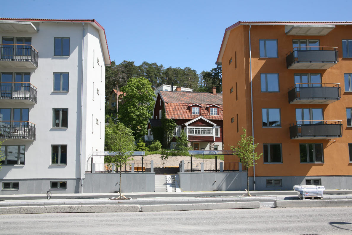 Fotografi på Sollentunavägen med villa och flerbostadshus